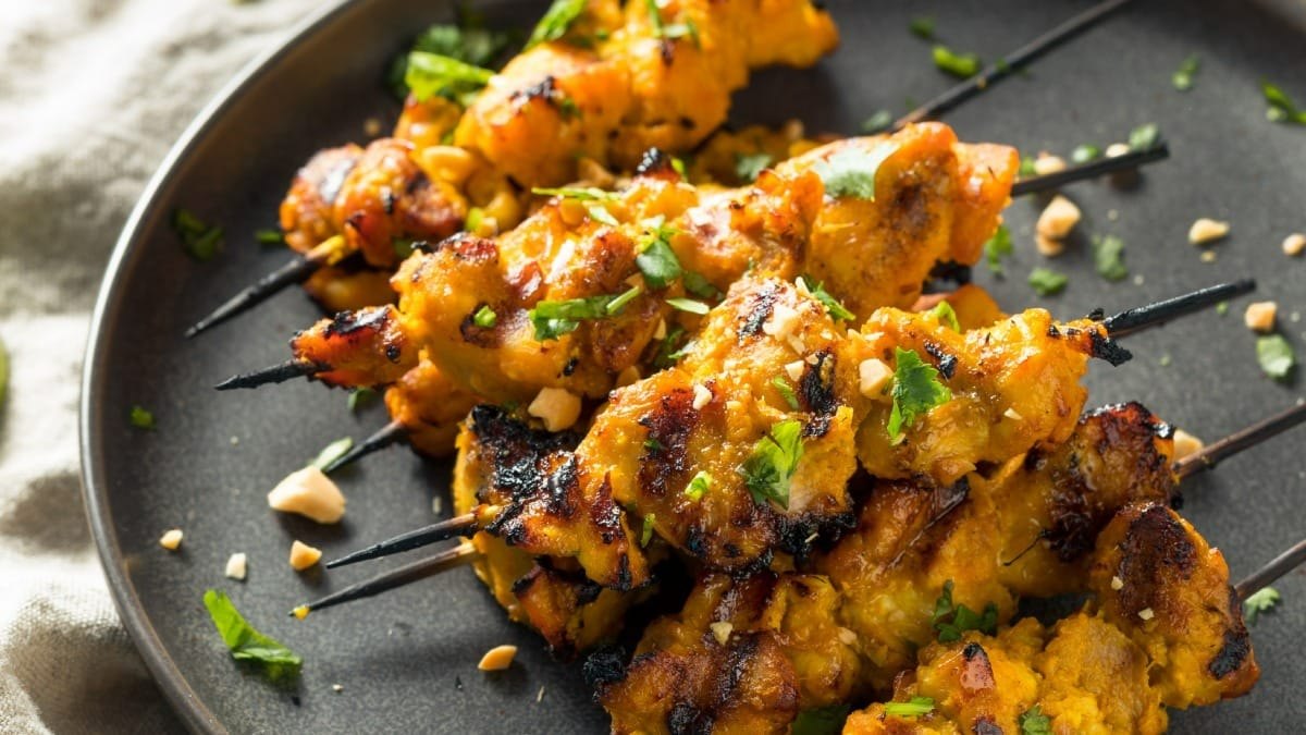 Espetinho de rua tailandês: receita de Bangkok