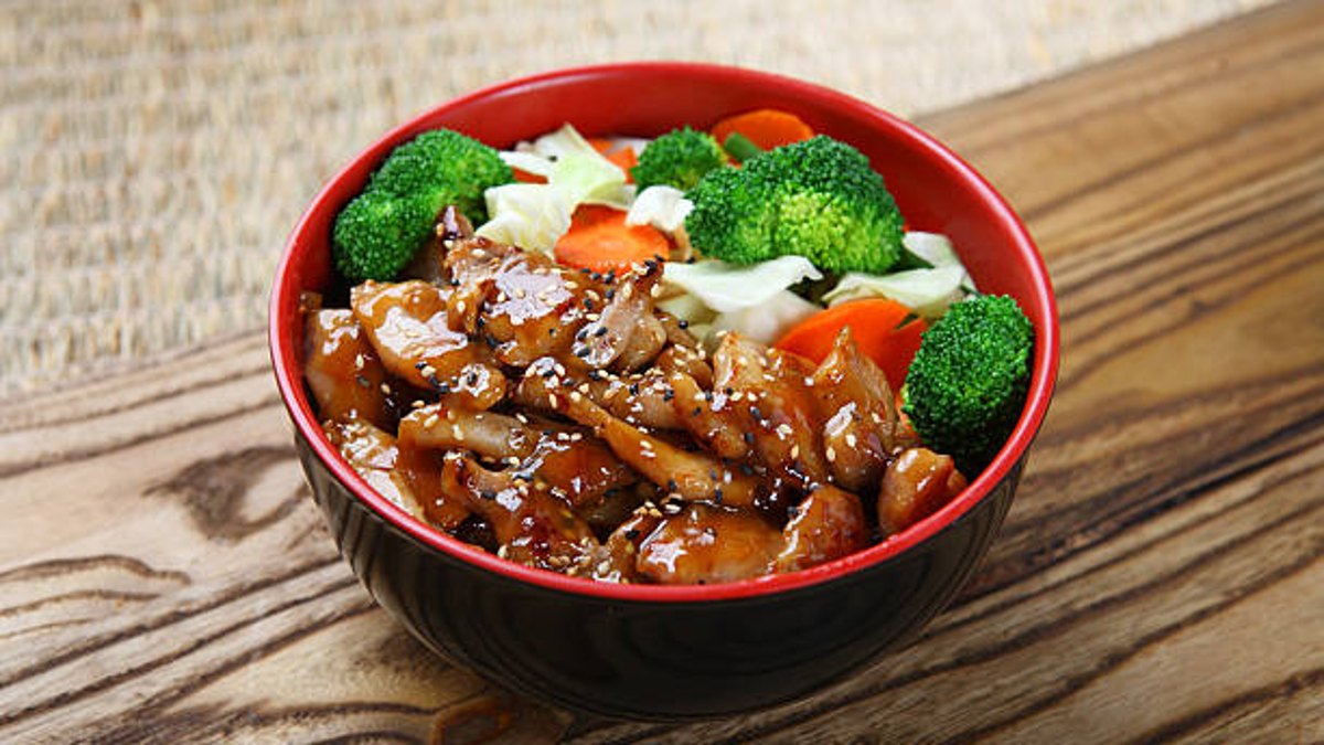 Tigela de frango teriyaki: meu almoço favorito do Japão
